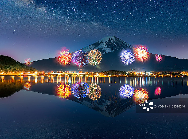 富士山河口湖烟花图片素材
