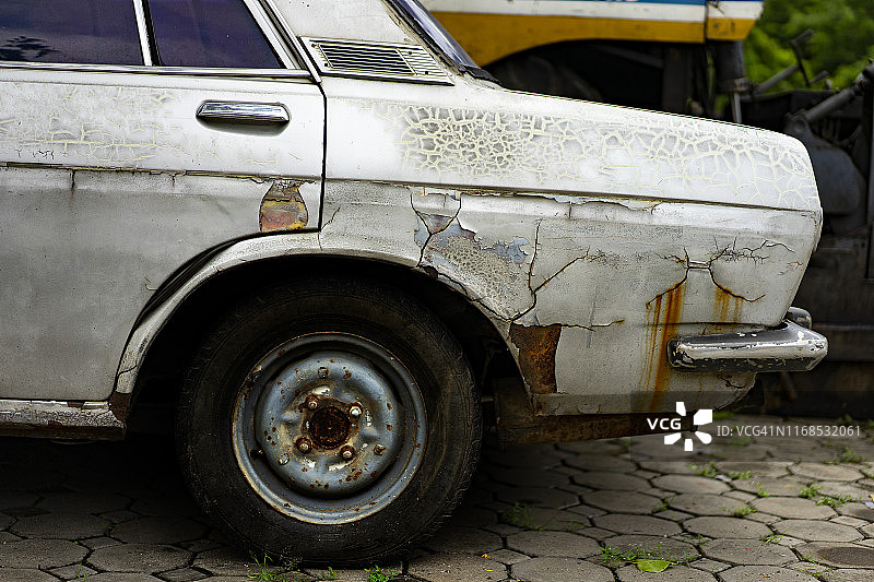 破损的锈迹斑斑的汽车和车身开裂表面特写图片素材