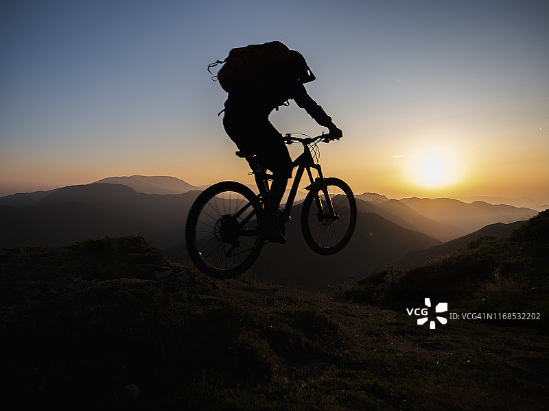 山地自行车骑手在山中骑行下坡图片素材