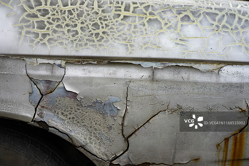 车身锈迹斑驳的老爷车特写图片素材