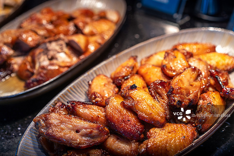 盘子里的烤鸡翅图片素材