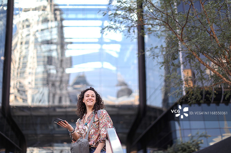 年轻女子探索新城市图片素材
