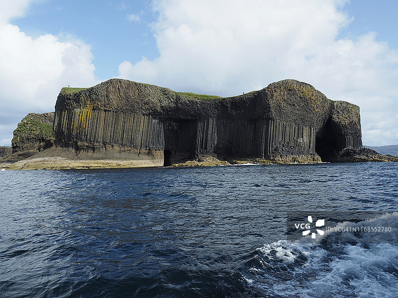 斯塔法岛和芬格尔洞穴（柱岛）景观，赫布里底群岛，苏格兰图片素材