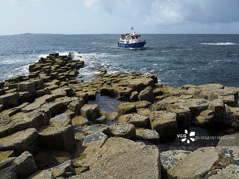 驶近斯塔法岛的观光船图片素材