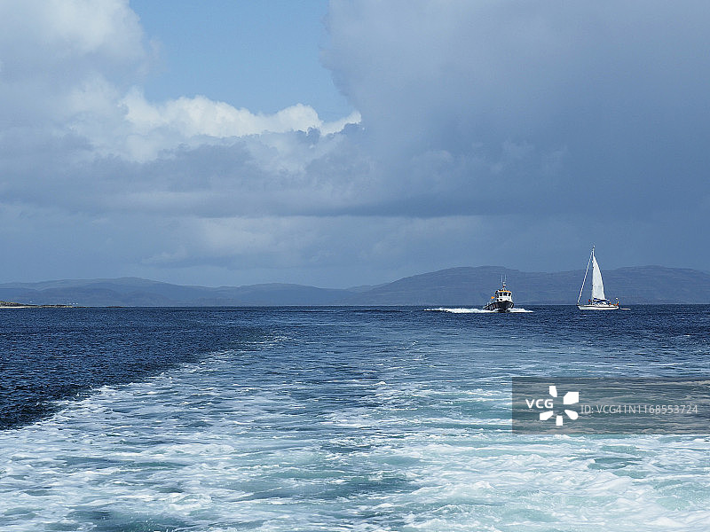 苏格兰马尔岛的帆船和水翼船图片素材