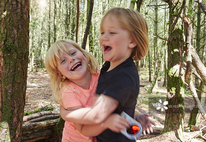 两个四岁大的孩子在森林里拥抱图片素材