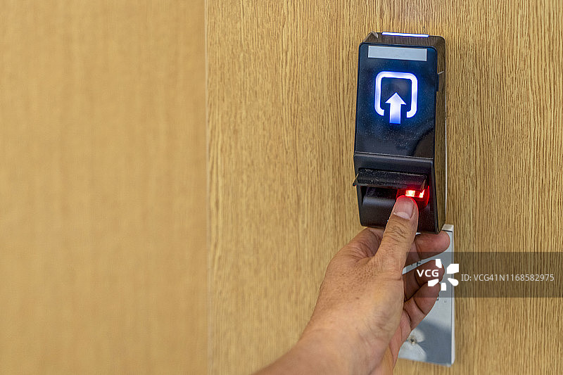 指纹扫描解锁门禁安保系统图片素材