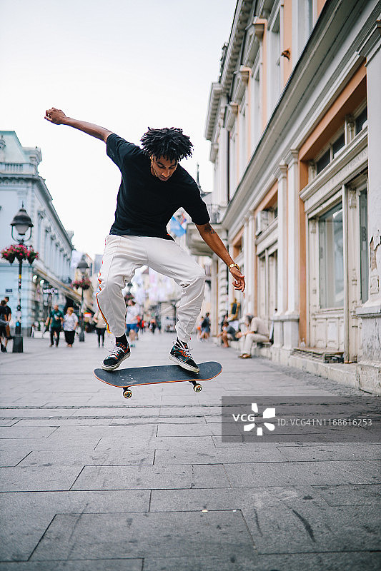 市中心的滑板技巧图片素材