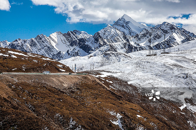 通往四川雪宝顶的公路图片素材