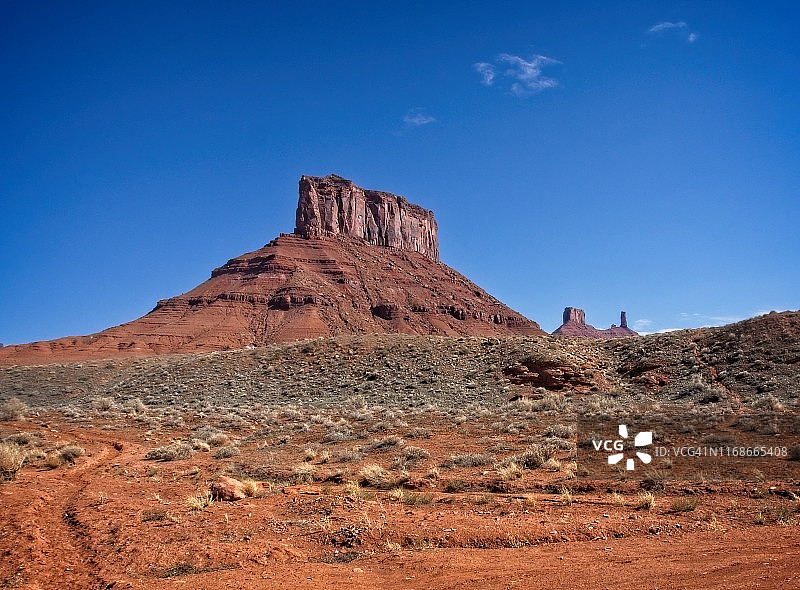 美国西南部从地面升起的一座孤山图片素材
