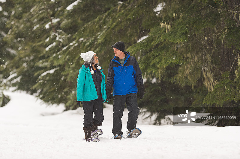 年长夫妇在森林里穿雪鞋图片素材