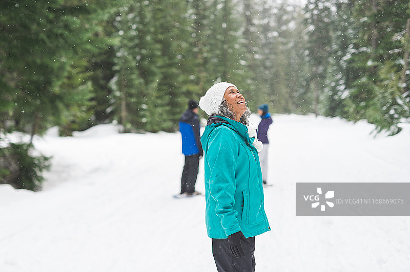一位雪地健走的年长女性肖像图片素材