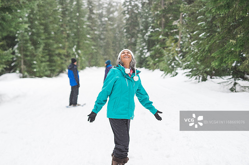 一位雪地健走的年长女性肖像图片素材