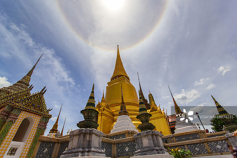 曼谷玉佛寺阳光下的美丽光环图片素材