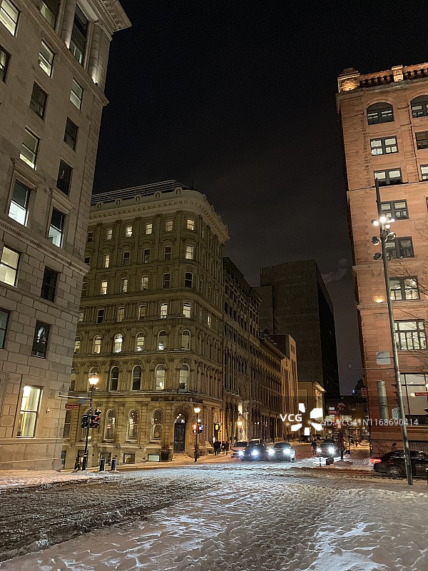 蒙特利尔兵器广场的冰雪夜景图片素材