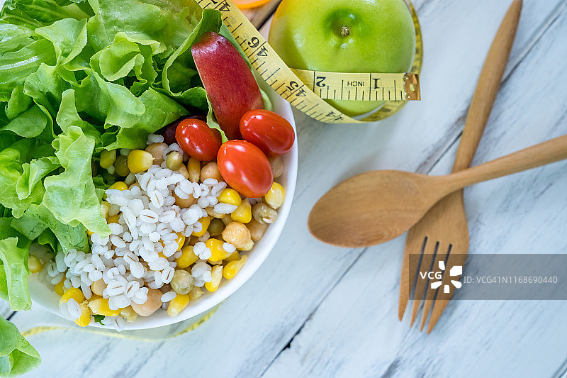 沙拉碗顶视图，饮食与减肥概念图片素材