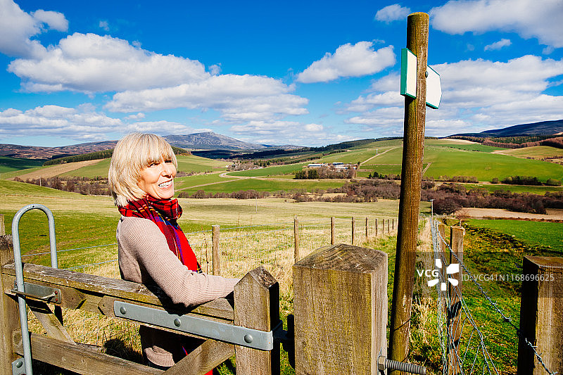 享受退休生活的活跃老年妇女图片素材