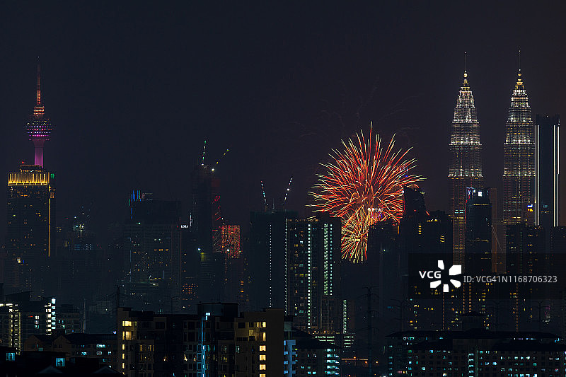 在吉隆坡市中心，国油双峰塔上空燃放烟花，庆祝马来西亚国家石油公司成立45周年图片素材