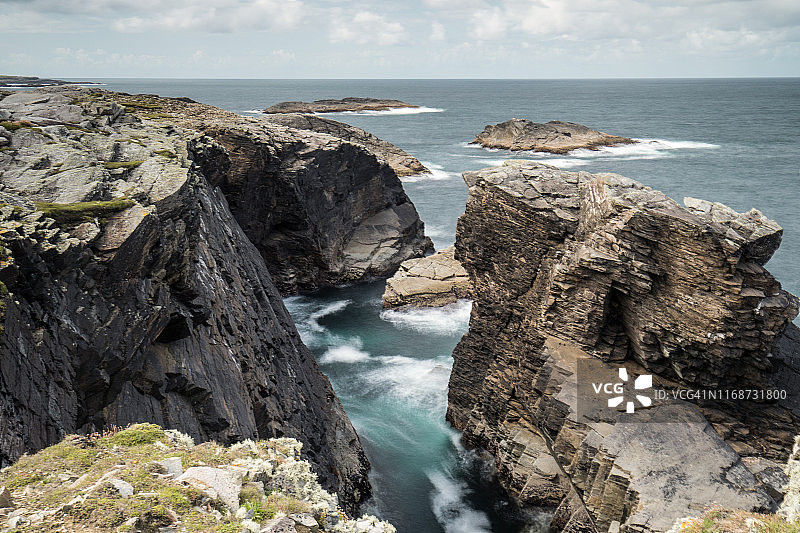 悬崖之间的海洋长曝光图片素材
