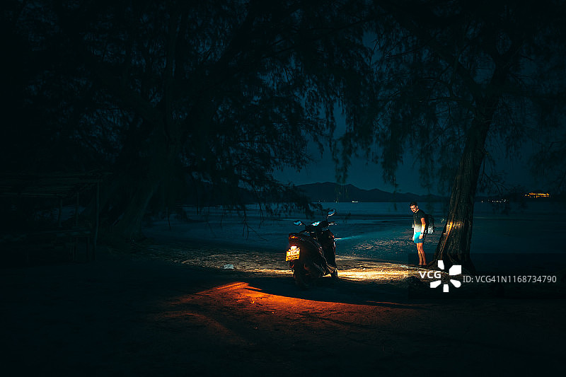 热带气候下的摩托车之旅：夜间停留图片素材