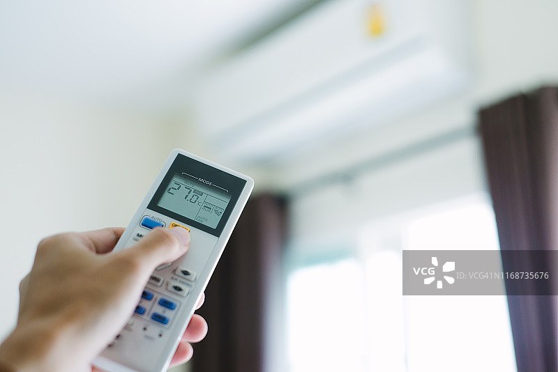 使用遥控器控制空调图片素材