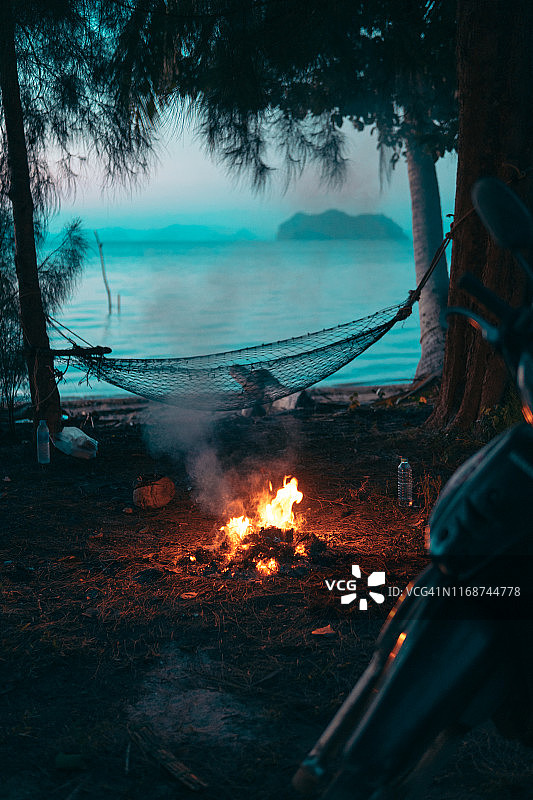 热带海滩露营。篝火图片素材
