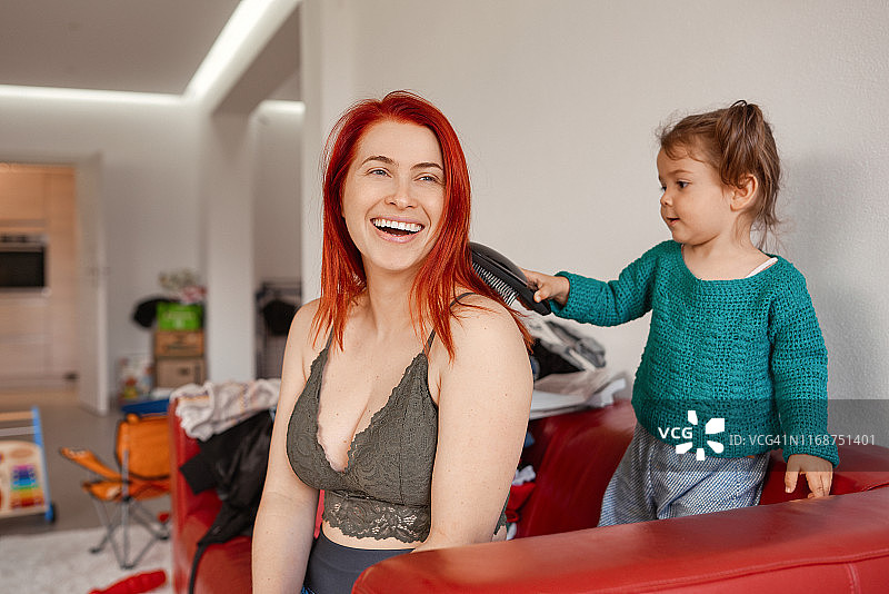 帮助妈妈梳头图片素材