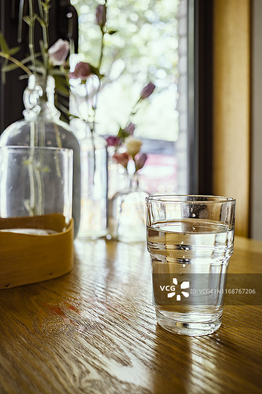 高级餐厅桌子上的一杯水图片素材