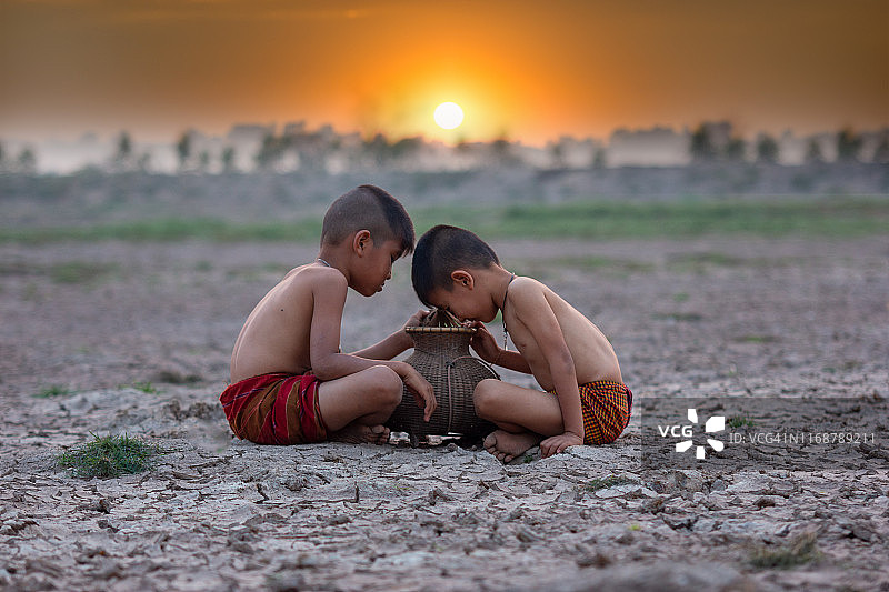 坐在地上玩耍的亚洲男孩图片素材