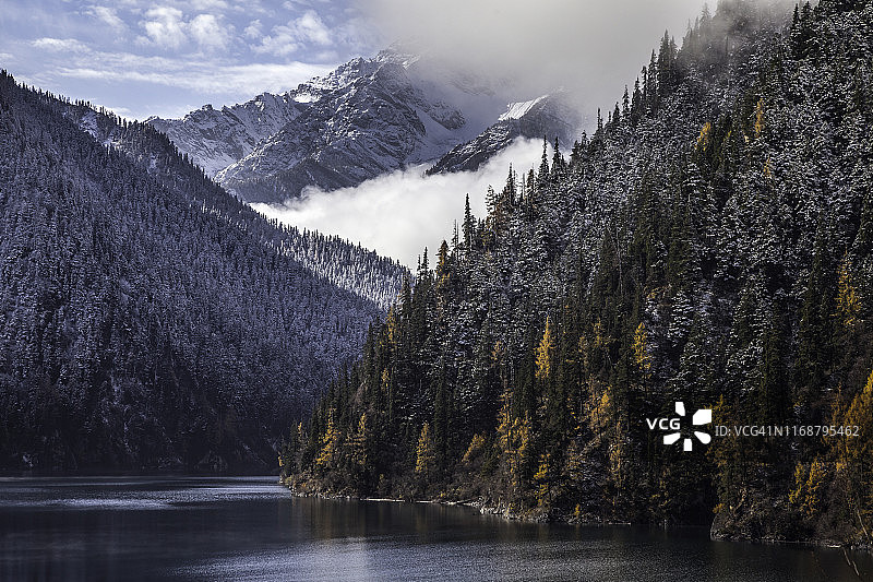 中国九寨沟国家公园长海山脉图片素材