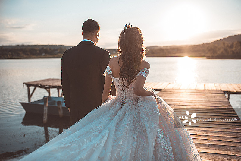 夕阳下湖边的幸福夫妇图片素材