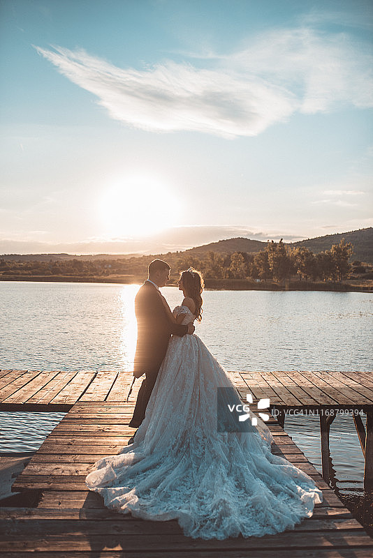 夕阳下湖边的幸福夫妇图片素材