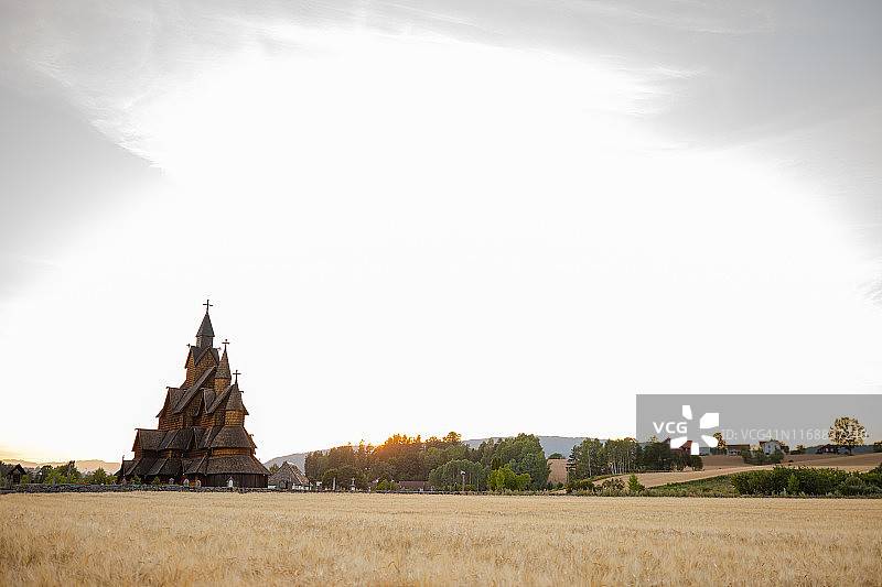 挪威诺托登海达尔木板教堂的日落图片素材
