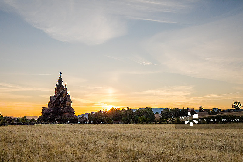 挪威诺托登海达尔木板教堂的日落图片素材