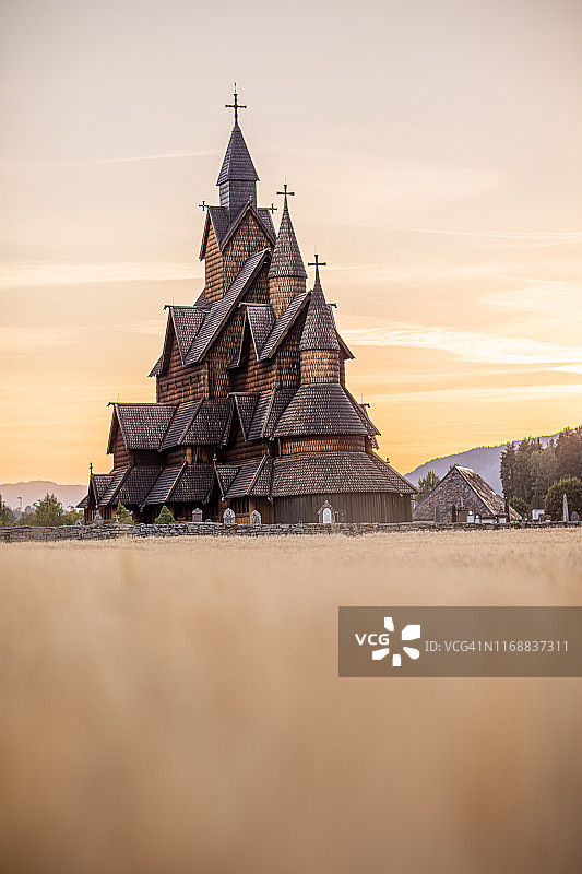 挪威诺托登海达尔木板教堂的日落图片素材