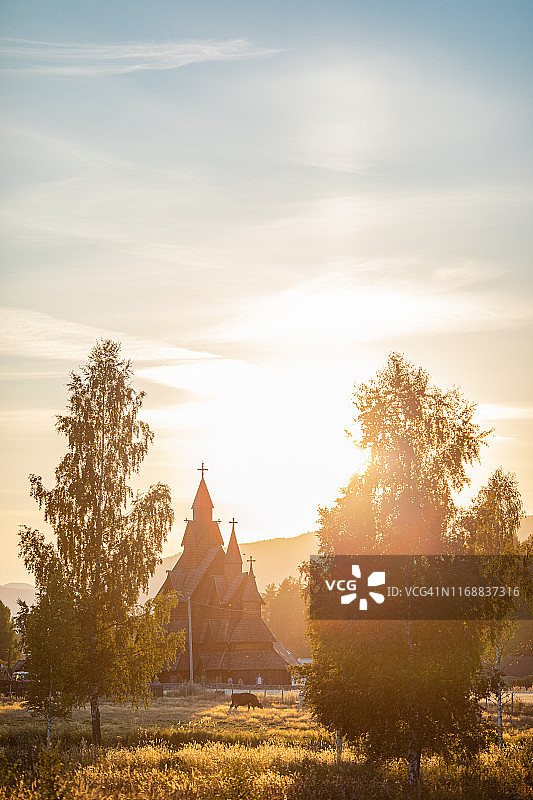 挪威诺托登海达尔木板教堂的日落图片素材