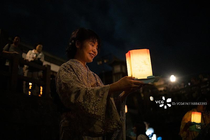 为放河灯活动拿着纸灯笼的日本女人图片素材