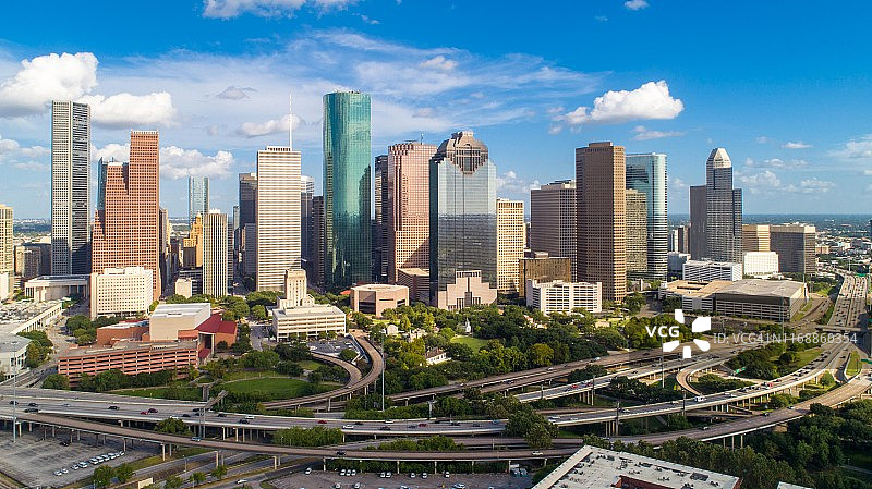 得克萨斯州休斯顿市中心全景航拍，蓝天下的商业建筑图片素材