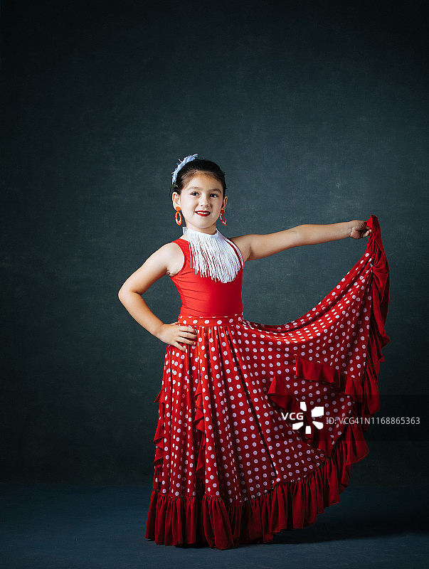 小女孩跳弗拉门戈舞图片素材
