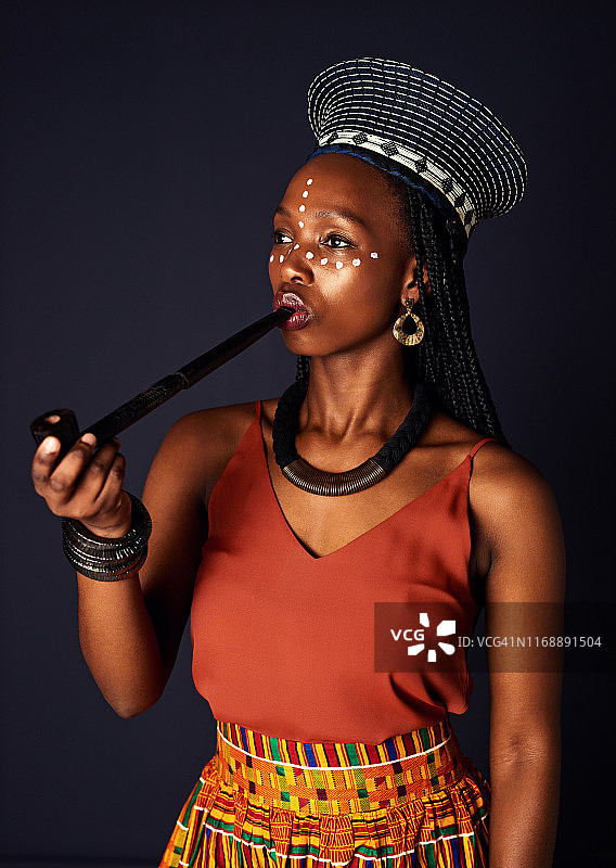 沉思时抽烟斗图片素材