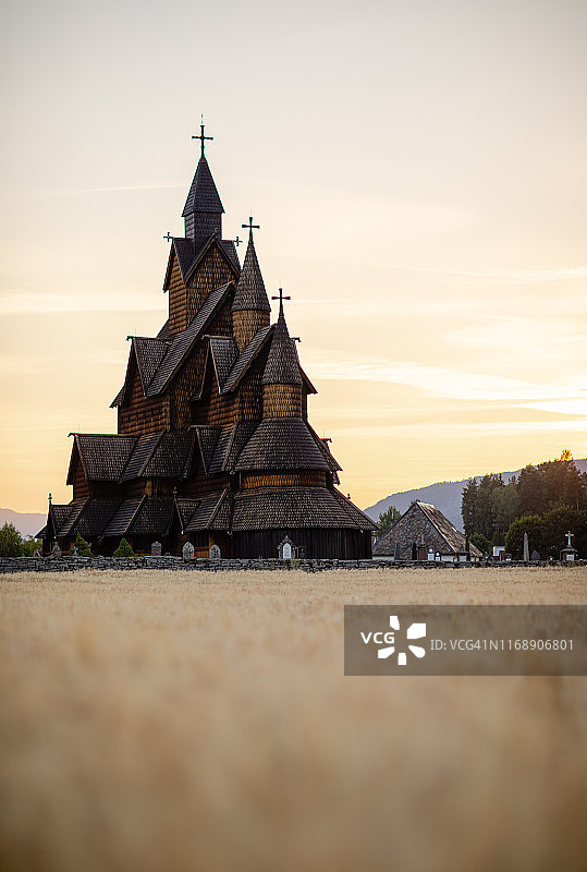 日落时分的海达尔木板教堂图片素材
