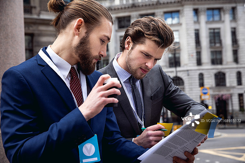 在伦敦城市里奔波的商人图片素材