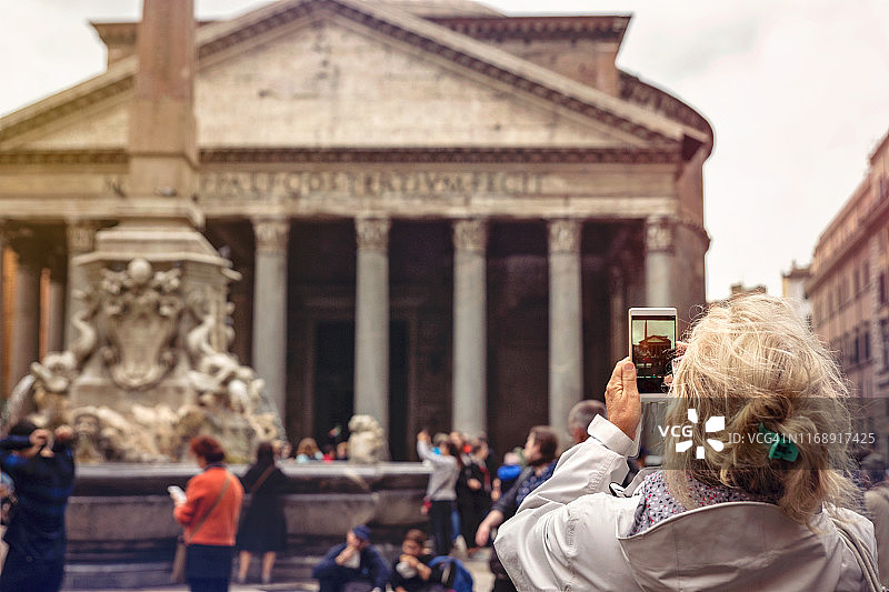 老年妇女在罗马的圆形广场拍摄万神殿图片素材