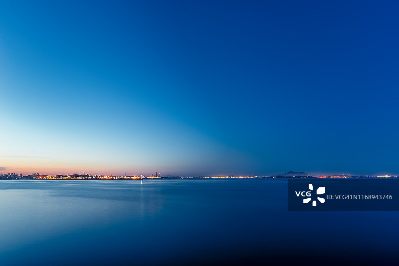 夜晚从海上看城市图片素材