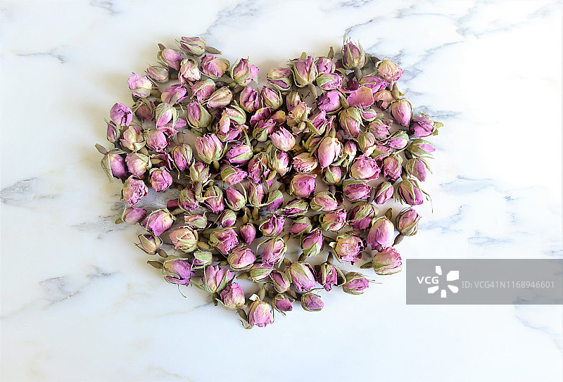 迷你干玫瑰组成的心形图片素材