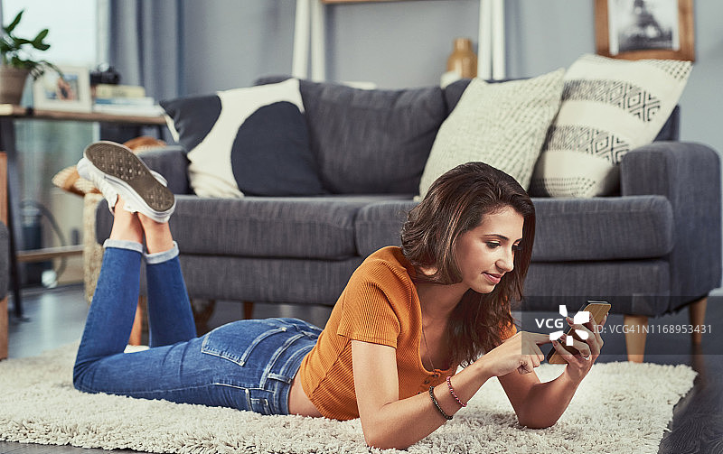 正在浏览社交媒体图片素材