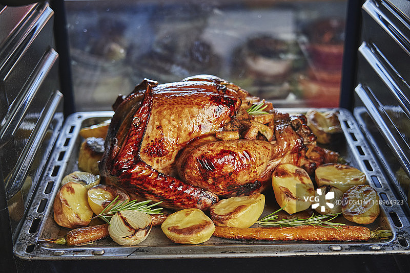 烤箱烤火鸡（节日晚餐）图片素材