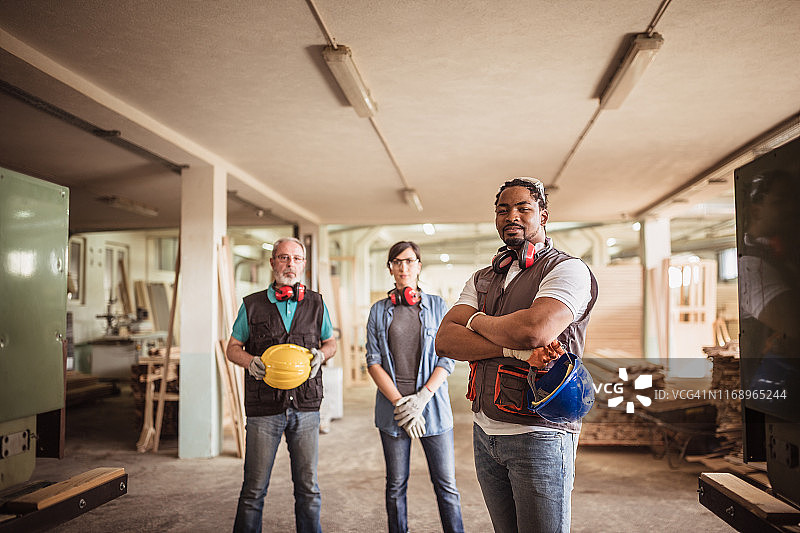 非裔美国男性木工在团队前工作图片素材