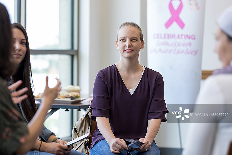 专注的女人在团体治疗中倾听图片素材