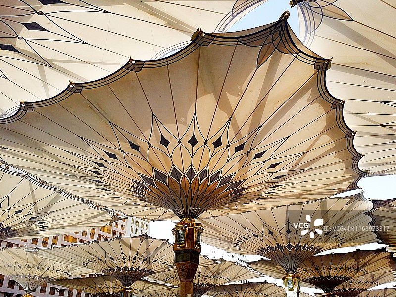 先知清真寺院内的大型遮阳伞图片素材